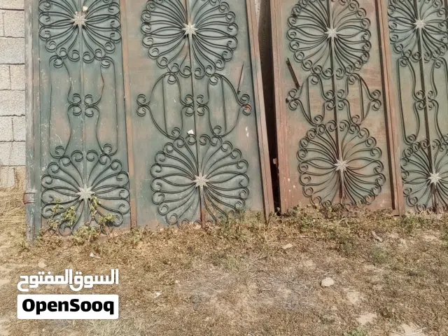 باب حديد خارجي العرض4متر الطول 2.5 السعر 2500 كاش او شيك المكان المشتل عين زاره
