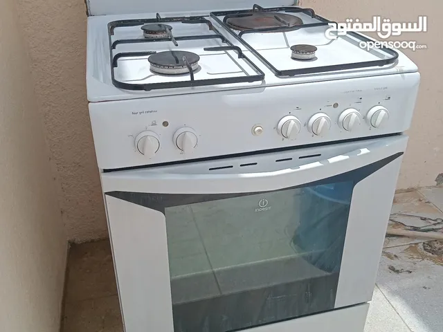 فرن عادي نظيف بالإضافة إلى شعلة كهربائية واحدة