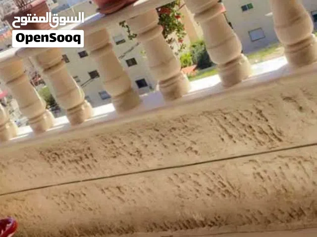 شقه شبه ارضي مرتفع جاهزه للسكن للبيع موقع مميز جدا وقريب من جميع الخدمات الحيوية خلف عريفة مول