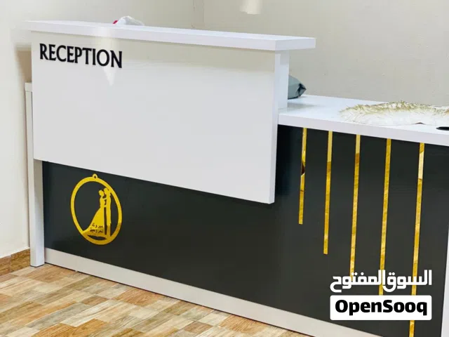السلام عليكم ورحمة الله يوجد لفته وا ستاندات ملابس ومكتب وكرسي ولوقو للعل انه قاعدات جدد