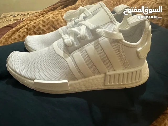 كوتشى اديداس اوريجنال وارد امريكا للبيع جديد بدون كرتونه مقاس 40 يصلح حريمي ورجالى