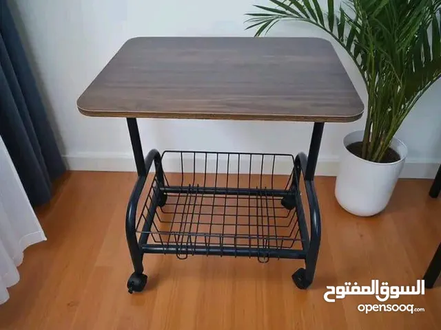 طاولة جانبية بعجبات متحركة الجديدة تصميم عصري: سطح خشبي أنيق مع هيكل معدني متين يضيف لمسة جمالية