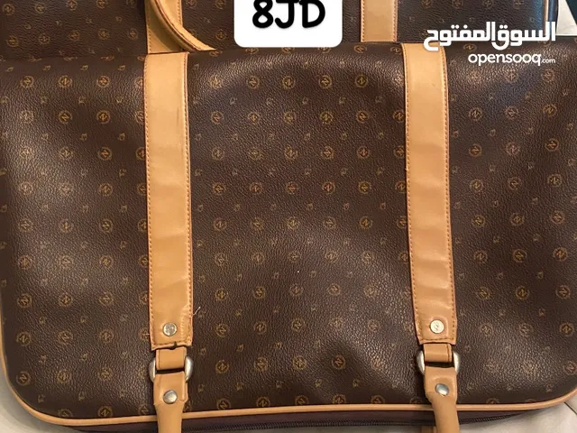 شنط يد نسائيه وايضاً شنطه رياضه