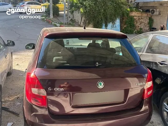 سكودا فابيا 2013 ماطور 1400 جير عادي اصل اجار السيارة تخلو من القص الطولي والعرضي بدي سليم