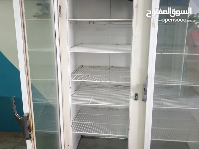 تلاجة للمحلات مستعمله طبعا شغاله  وسبب البيع ما الها مكان