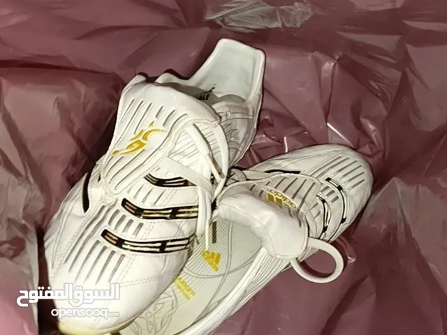 حذاء كرة قدم اديداس ( Adidas) طراز قديم و نوعية ممتازة نمرة 41/42