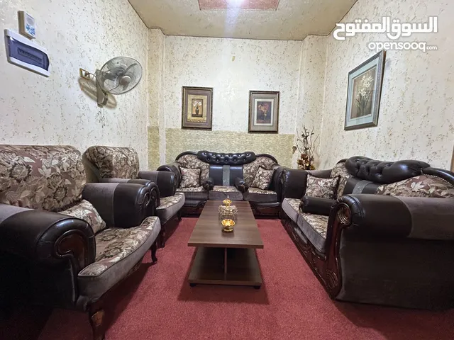 كنب قماش عادي مشجر تتكون الكنب من 7 مقاعد