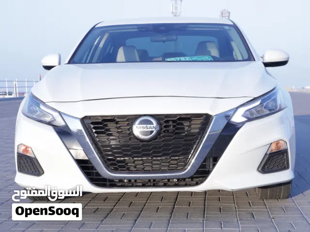 Nissan Altima Sv بداخليه بيج وحادثث بسيط جداً وممشى بسيط