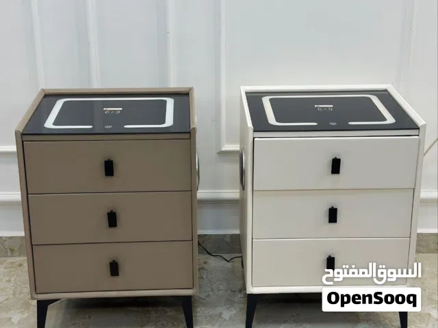 كومدينا الاضاءة المميزة مع شاحن لاسلكي • مع 3 جوارير وخشب تقيل • إضاءة متغيرة بعدة ألوان