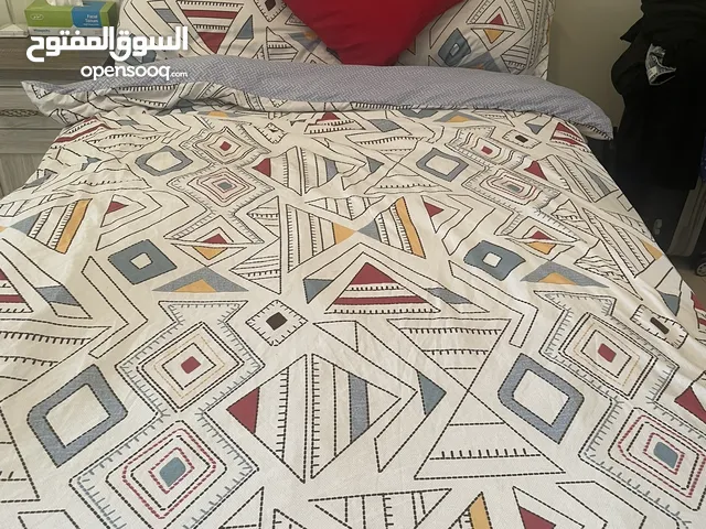 طقم جميل يتكون من سرير مفرد كبير (Twin) 120*220 و طاولة جانبية من هوم بوكس بلون بيج بني و رمادي