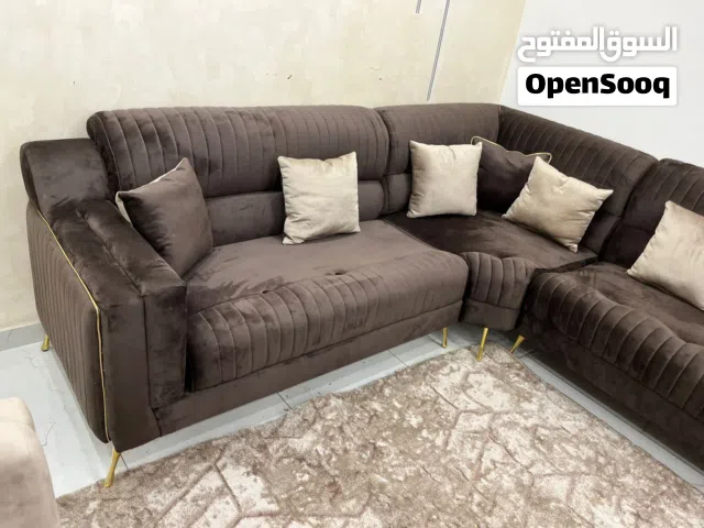 طقم كنب ملوكي فخم جدآ   تصميم عصري وأنيق    لون عصري وحديث    خشب سويدبالكامل     مطرز تطريز يدوي