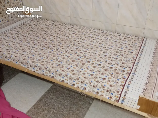 تخت سرير نفر واحد نظيف ايضا فيه راس جربايه قديفه ذو متانه عاليه وايضا ممثل موضح تخت مغلف.