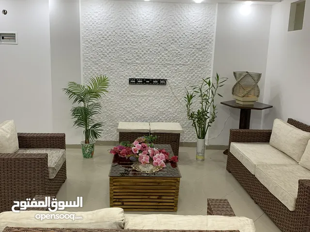 شقة مفروشة ارضي مع حديقة للايجار الشهري 550 دينار و السنوي 5,500 دينار واليومي 37 دينار