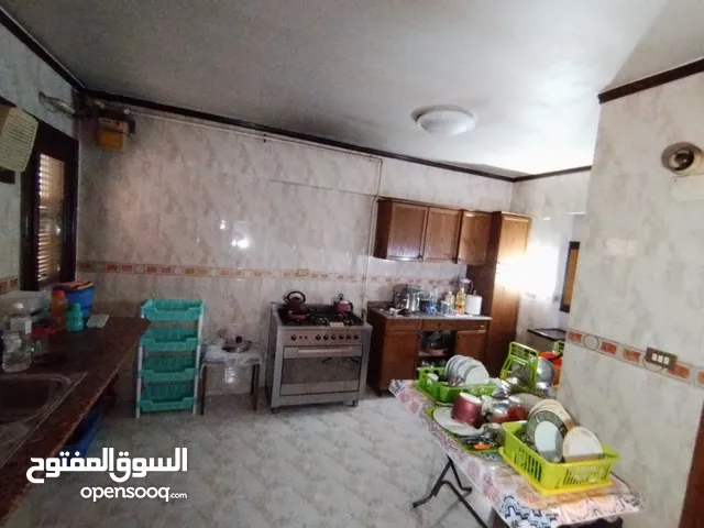 شقة للبيع بالنزهة الجديدة المساحة: 184 متر
