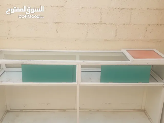 طاوله المنيوم وزجاج لعرض الاغراض او الهواتف