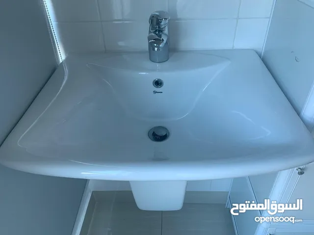 خمسة ابواب و زجاج