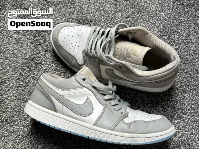 جوتي حذاء نايك بالون الرمادي والأبيض اير جوردن ون نايك  مقاس 43  قابل للتفاوض