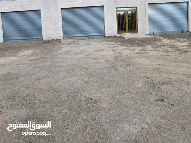 مخازن واسعة للايجار، باطلالة رائعة على الجبال