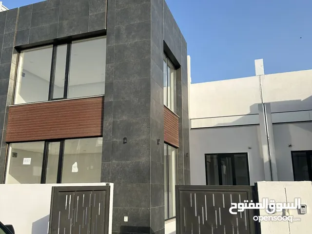 بيت في مجمع سكني