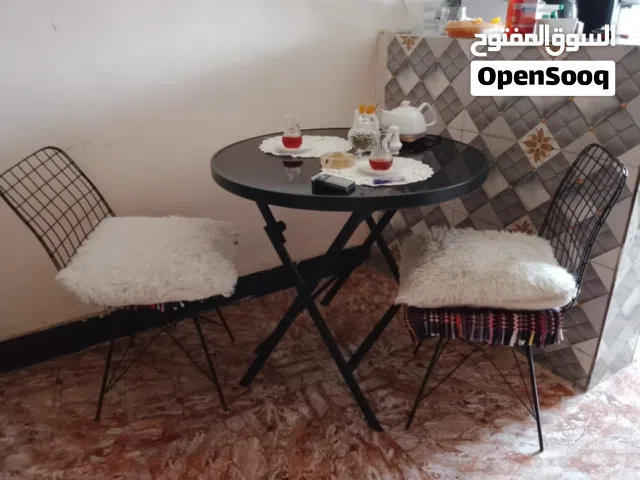 ميز طعام قابل للطوي هوة والكراسي جديد ممستعمل فقط للتصوير قياس 80
