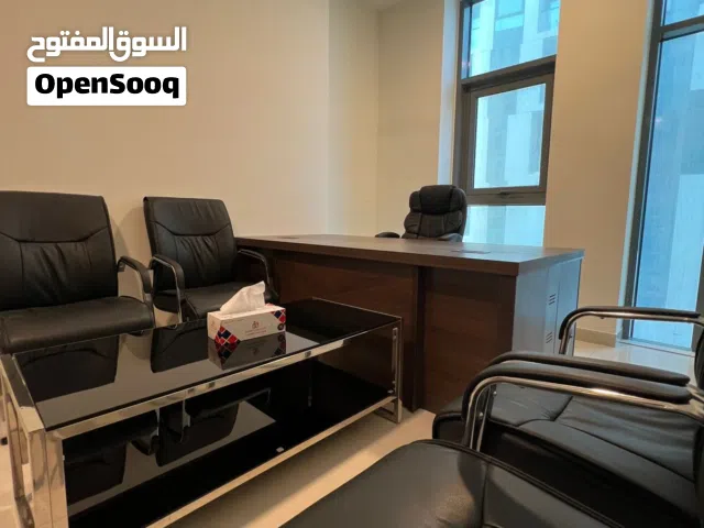 بيع أثاث مكتب (يباع مفرد أو كامل) – مكاتب، كراسي، طاولة اجتماعات وديكور – سعر مميز للبيع السريع