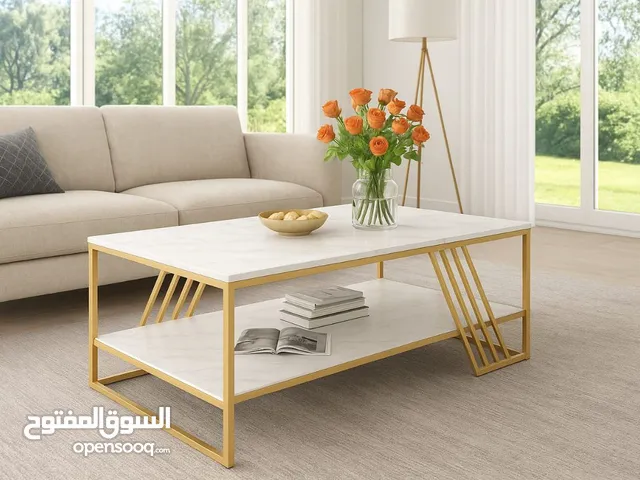 طاولة قهوة عصرية بتصميم فاخر  تجمع بين الأناقة والعملية لتضيف لمسة جمالية راقية لغرفة المعيشة.