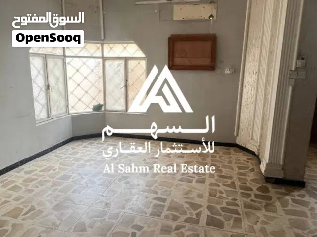 بيت تجاري للايجار في الساعي بناء حديث موقع ممتاز يحتوي خمس غرف منام صاله مطبخ صحيات استقبال كراج