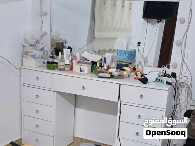 زيانة غرفة نوم اللون ابيض.