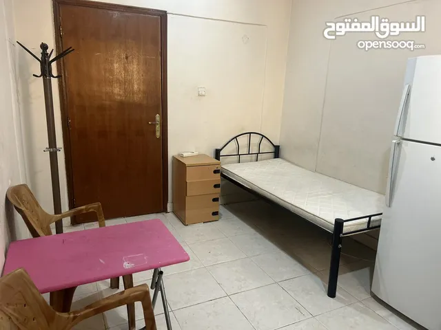 شخص واحد لمشاركة سكن مع شخص آخر في غرفة بالسالمية قطعه 10 شارع عمان
