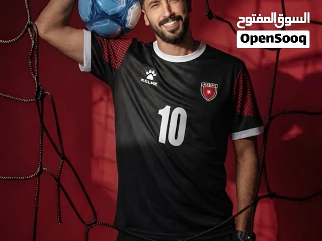 بلوزة المنتخب الأردني لسنة 2026 توفرت