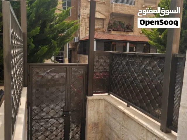 للبيع حماية (درابزين) حديد مع باب وأعمدة تثبيت جيدة جدا كما في الصور ... التواصل على الرقم في الوصف