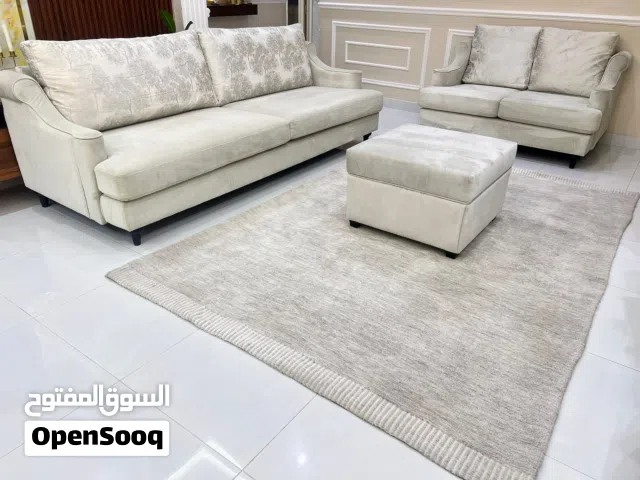 للبيع قنفات نظيفة شبه جديدة بحالة ممتازة مع طاولة