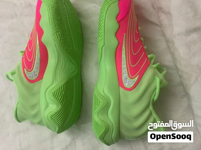 Basketball shoes