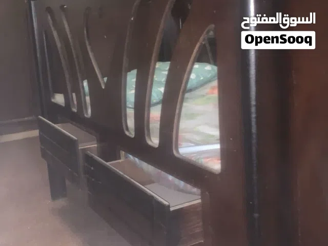 سرير طفل من الخشب الزان بحالة الجديد استعمال بسيط جدا مع فرشته بسعر جدا رائع