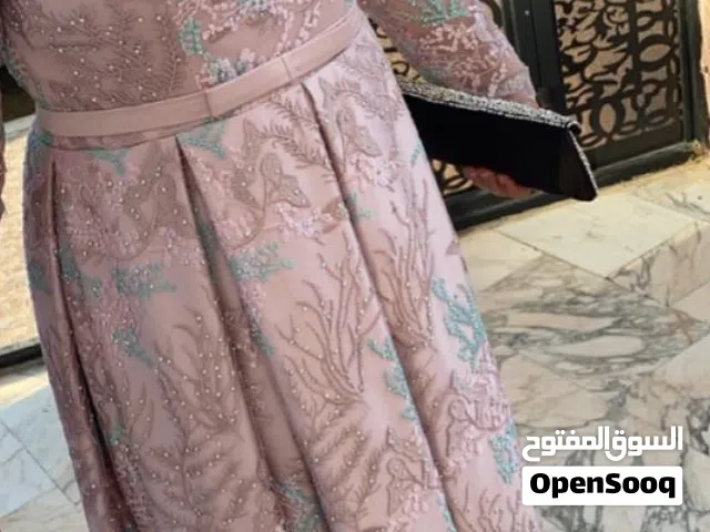 فساتين للبيع ب 50 دينار والسلفر 70 لبسة وحدة تفصيل الازرق  المقاسات الازرق لارج  الزهري والسلفر XL