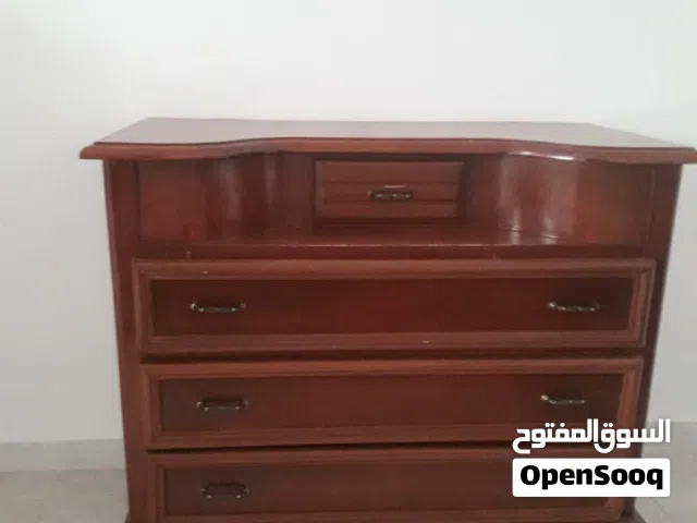 سرير  كامل و  3  طاولات زينة و دولاب  للبيع ثمن مناسب