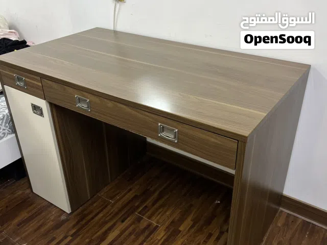 مكتب خشب طبيعي للبيع بحالة ممتازة جدا ، نظيف وبدون اضرار .. خدش بسيط جداً عند حافة الدرج الكبير