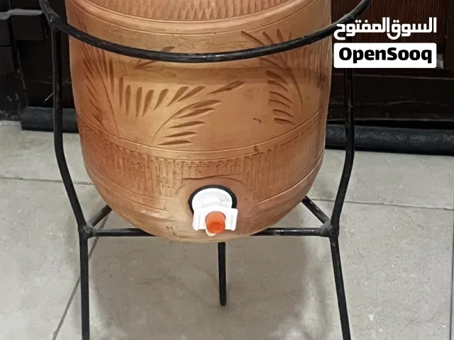 زير فخار تراثي مع حامل حديد