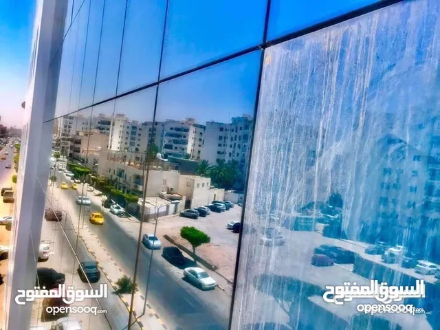 غسيل وتنظيف الواجهات الزجاجية للمباني