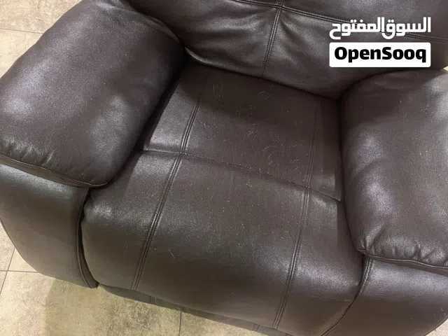 كرسي راحة واسترخاء (ريكلينر) جلد فاخر - بحالة ممتازة جداً