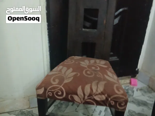 كراسي سفره  للبيع مع ترابيزه خشبها متفكك