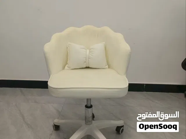 كرسي الأميرات الدوار: أضيفي لمسة سحرية لغرفتك مع كرسي التسريحة الأنيق.راحة وفخامة في قطعة واحدة: كرس