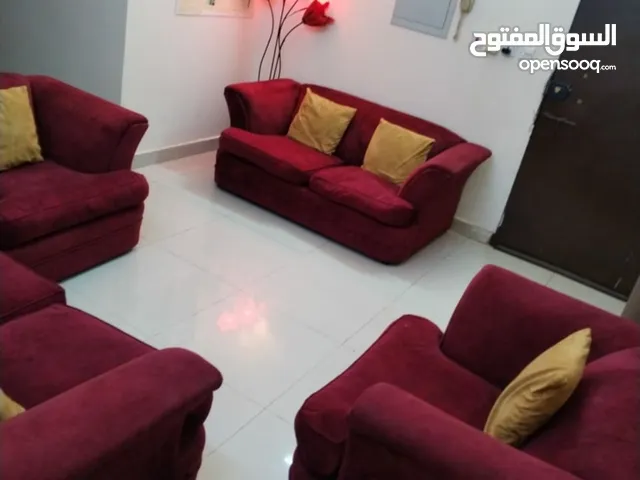 كنب لون احمر