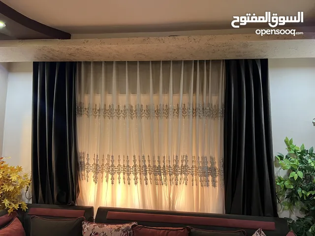 برداي مع طاولة خشب مع مكنسة كهربا تركية