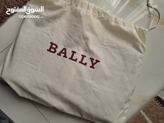 حقيبة يد هارتلاند من بالي السويسرية – فخامة عملية وأناقة خالدة