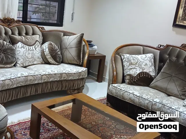 كنب ملكي فاخر بحالة ممتازة شبه جديد – فرصة وسعر مغري