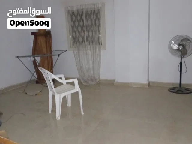 شقه 2غرفه وصاله وحمام ومطبخ وبلكونه في شارع القلعه الرئسي موقع متميز