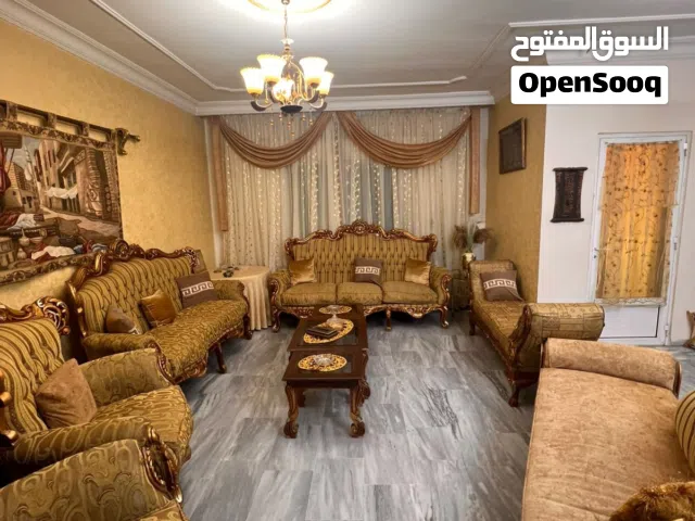 طقم كنب مع طاولاتو وطاولة سفرة صغيرة