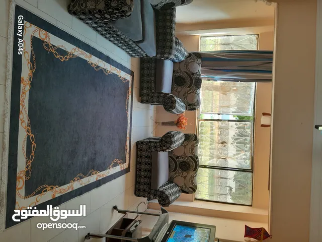 شقه 100 متر للإيجار مفروش الحي الثالث عند مستشفى التخصصي 3غرف وريسبشن قطعتين ومطبخ كبير وحمام كبير