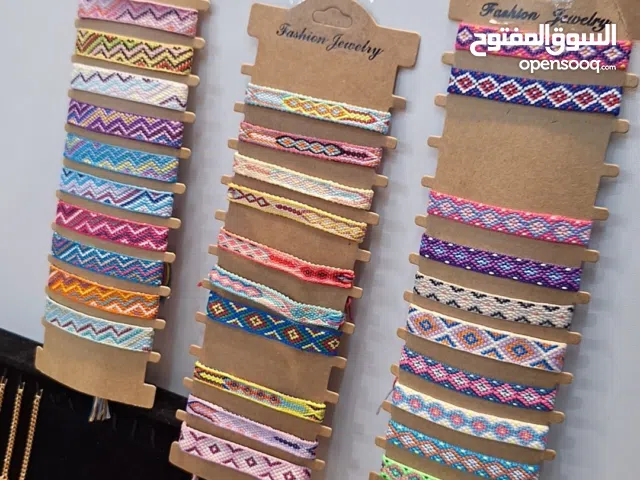 أساور صداقة منسوجة يدويًا